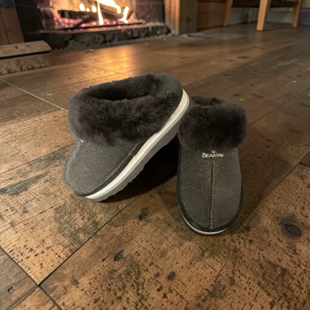 NWOTs Bearpaw Black Sparkle Retro  Slippers
